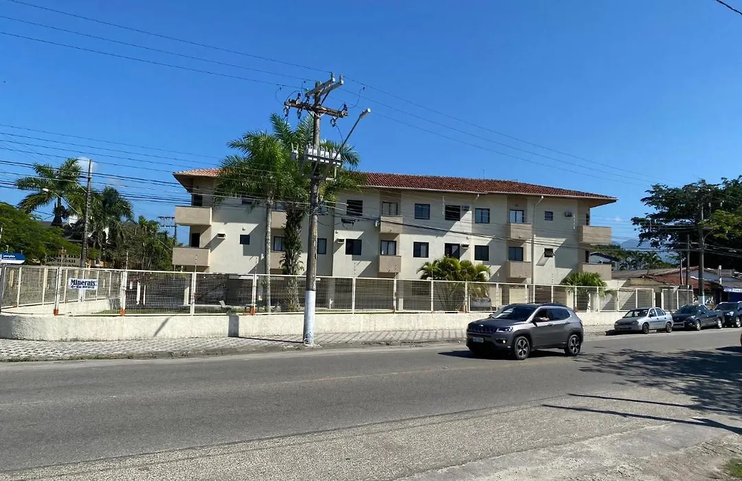 Apartamento Ubatuba, Itaguá, bem localizado, duas vagas de garagem-1